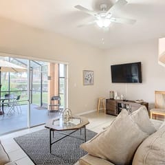 Family Getaway: 4BR Townhome by Old Town
