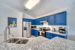 Cumbrian Dream: 4 Bedroom Pool Home near Disney - Image 4