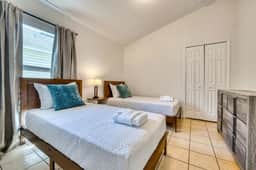 Cumbrian Dream: 4 Bedroom Pool Home near Disney - Image 5