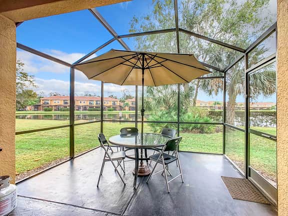 Family Getaway: 4BR Townhome by Old Town - Image 2