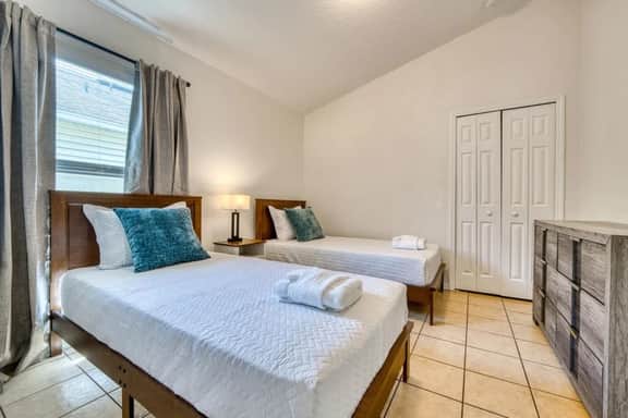 Cumbrian Dream: 4 Bedroom Pool Home near Disney - Image 5